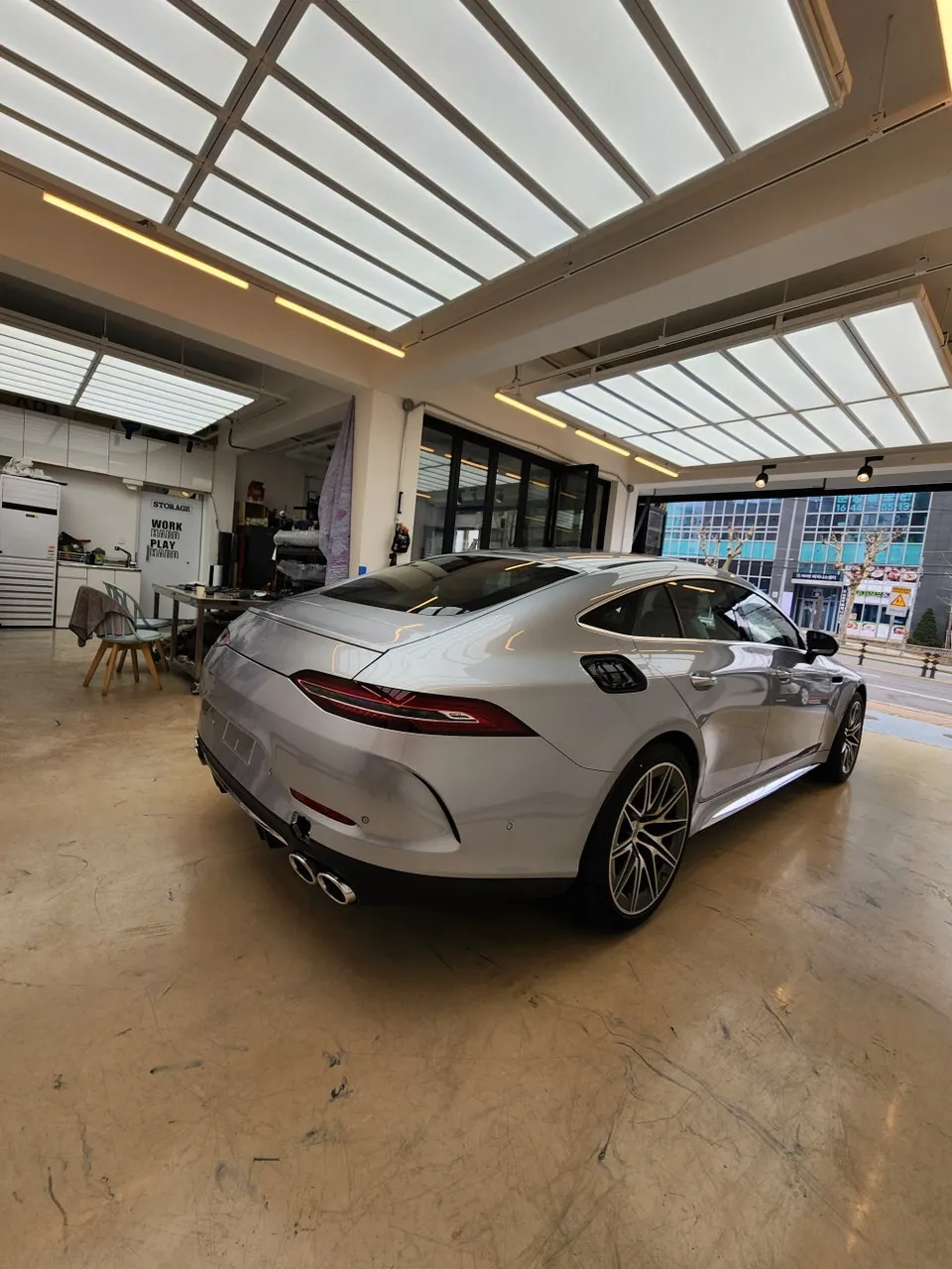 Mercedes-Benz AMG GT 43のカーラッピング事例｜サテンブラック 施工写真 3-1