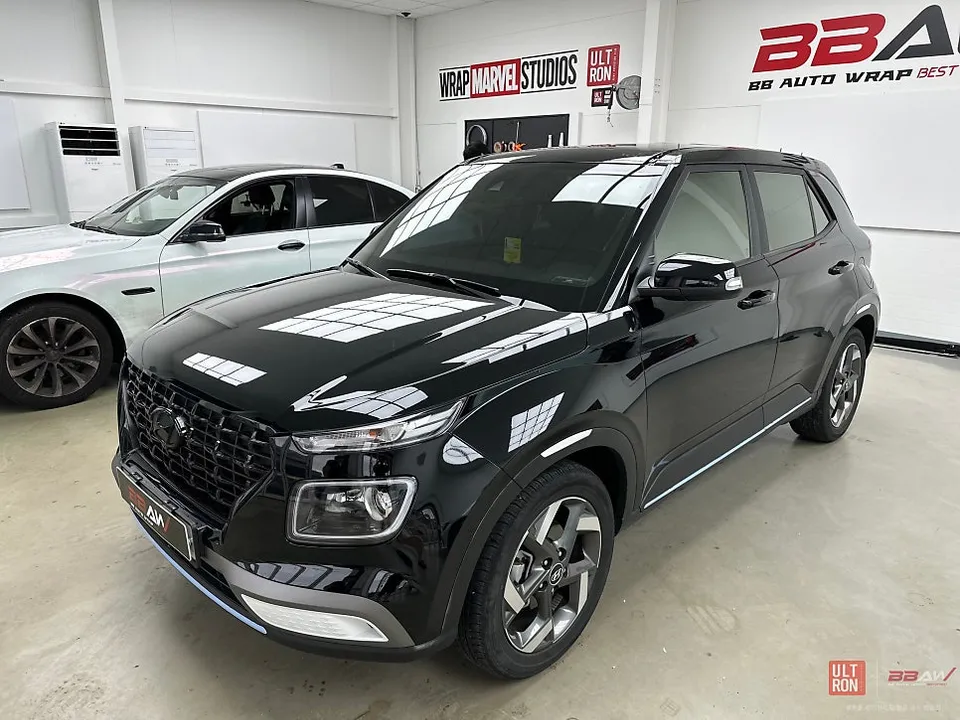 Hyundai Venueのカーラッピング事例|AXベイビーブルー 施工写真 1-1