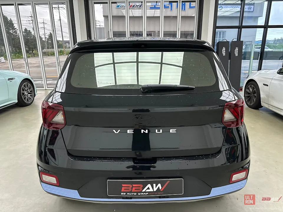 Hyundai Venueのカーラッピング事例|AXベイビーブルー 施工写真 2-1