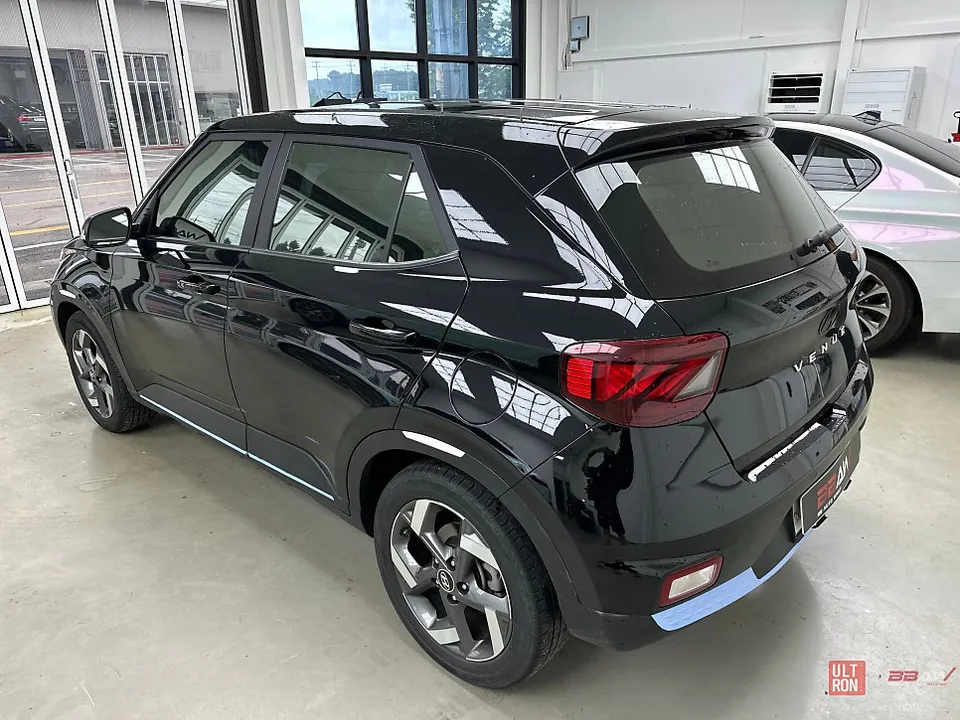 Hyundai Venueのカーラッピング事例|AXベイビーブルー 施工写真 3-1