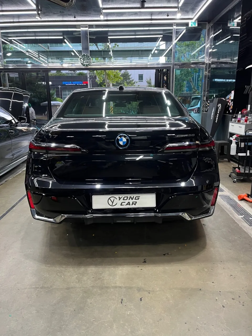 BMW i7 カーラッピング事例|高光沢シャンパンゴールド 施工写真 3-1
