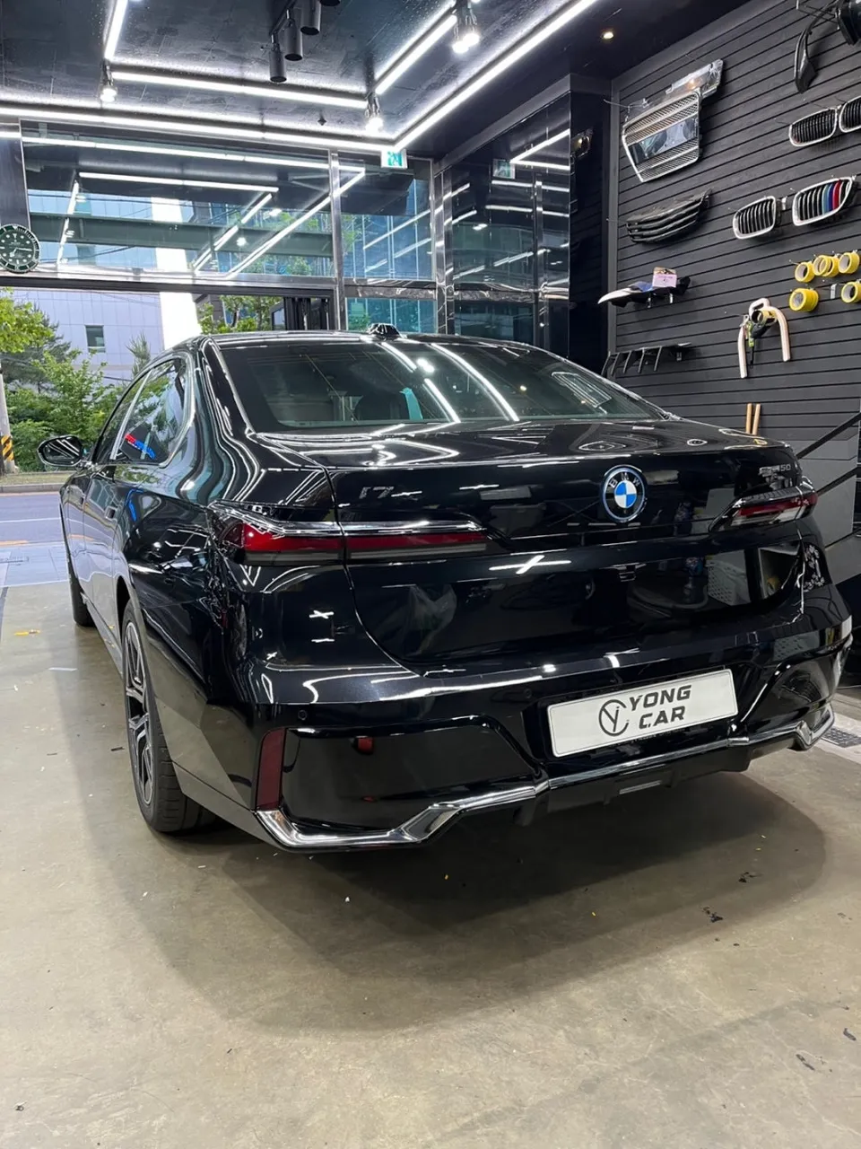BMW i7 カーラッピング事例|高光沢シャンパンゴールド 施工写真 1-2