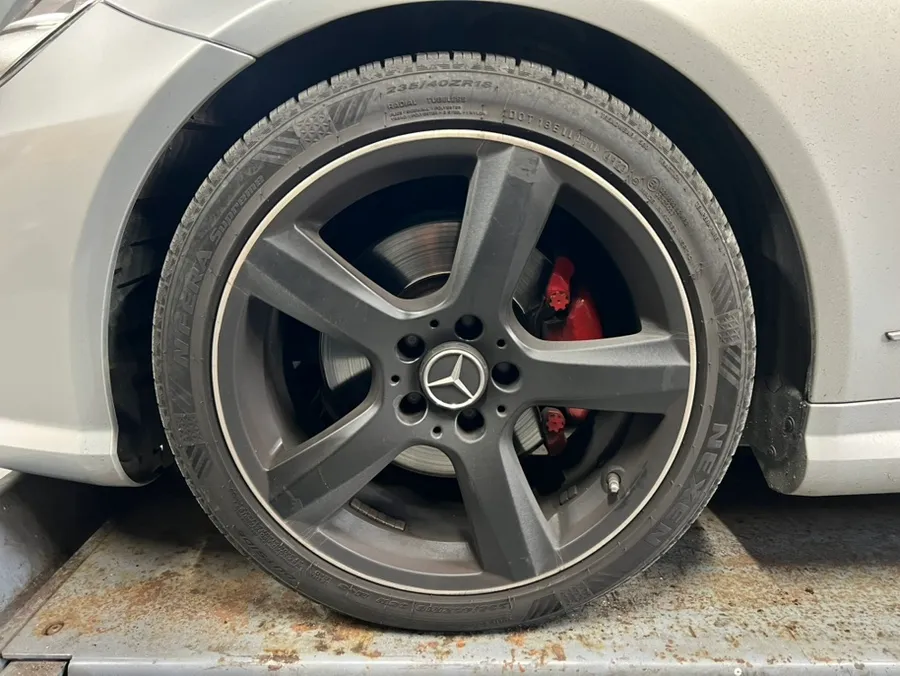 Mercedes-Benz E-Classのホイールリペア・塗装事例 施工写真 3-1