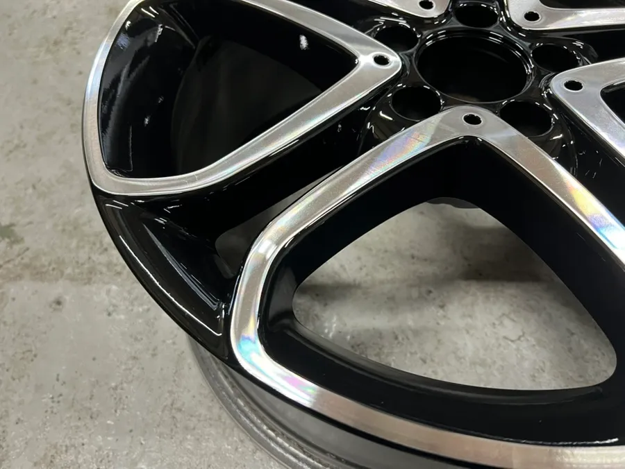 Mercedes-Benz E-Classのホイールリペア・塗装事例 施工写真 3-2