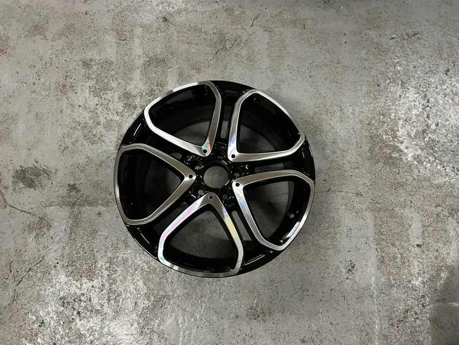 Mercedes-Benz E-Classのホイールリペア・塗装事例 施工写真 4-2