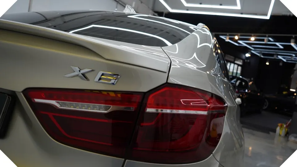 BMW X6 PPF施工事例：サテンパールホワイトの仕上がり 施工写真 2-1
