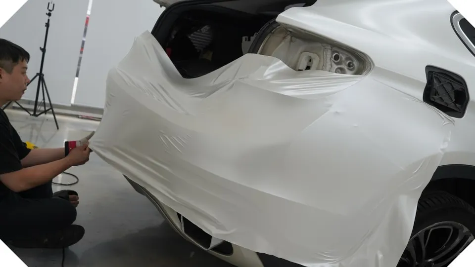 BMW X6 PPF施工事例：サテンパールホワイトの仕上がり 施工写真 1-2