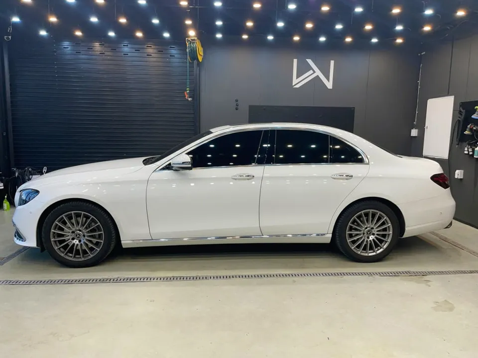 Mercedes-Benz E-Classのガラスコーティング事例 施工写真 2-1