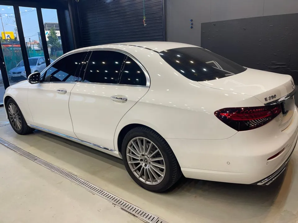 Mercedes-Benz E-Classのガラスコーティング事例 施工写真 3-1