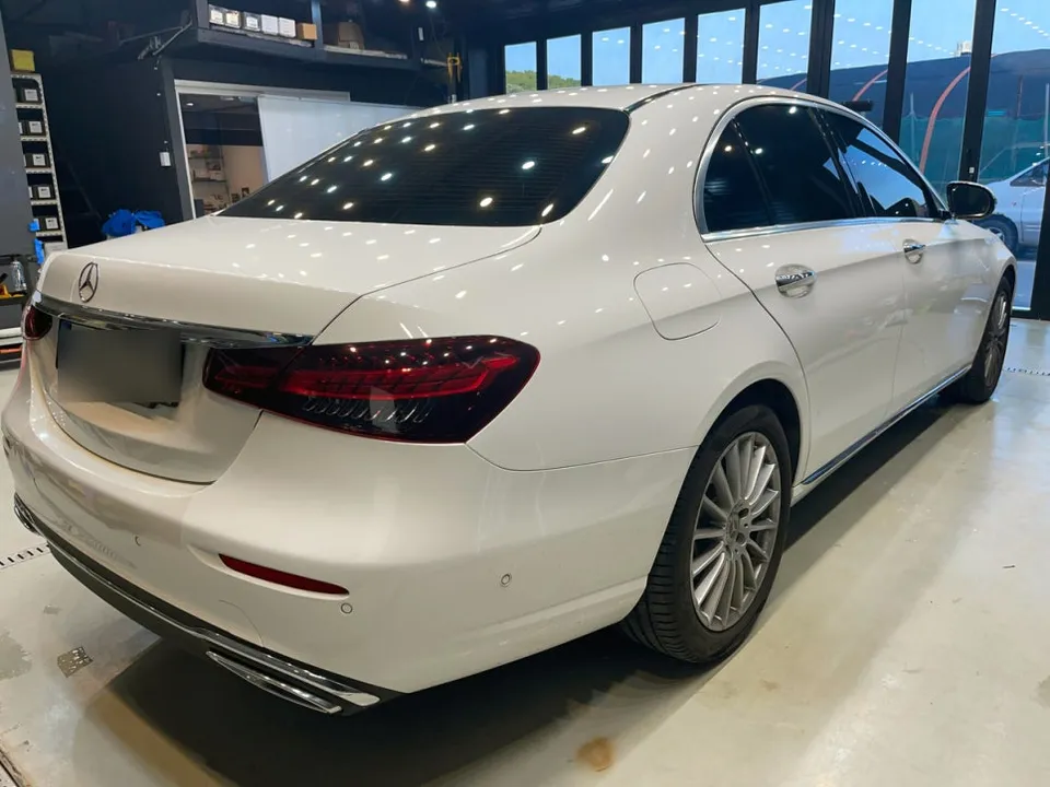 Mercedes-Benz E-Classのガラスコーティング事例 施工写真 4-1