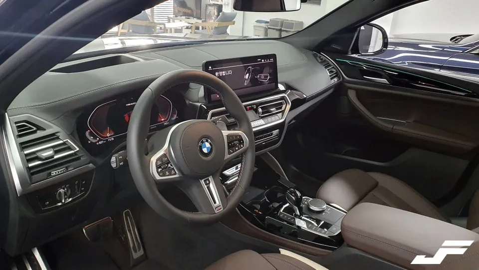 BMW X4のカーラッピング事例|内装ドレスアップと保護 施工写真 2-1
