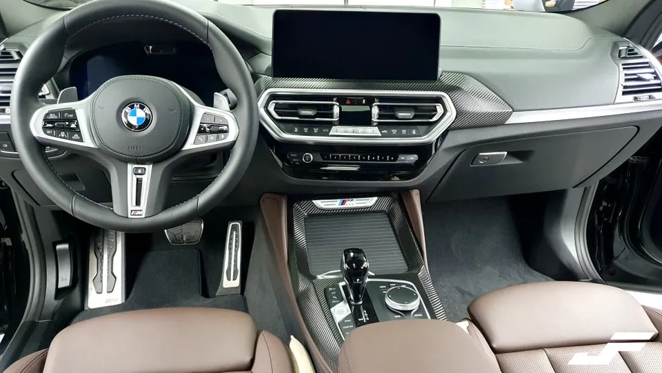 BMW X4のカーラッピング事例|内装ドレスアップと保護 施工写真 3-3