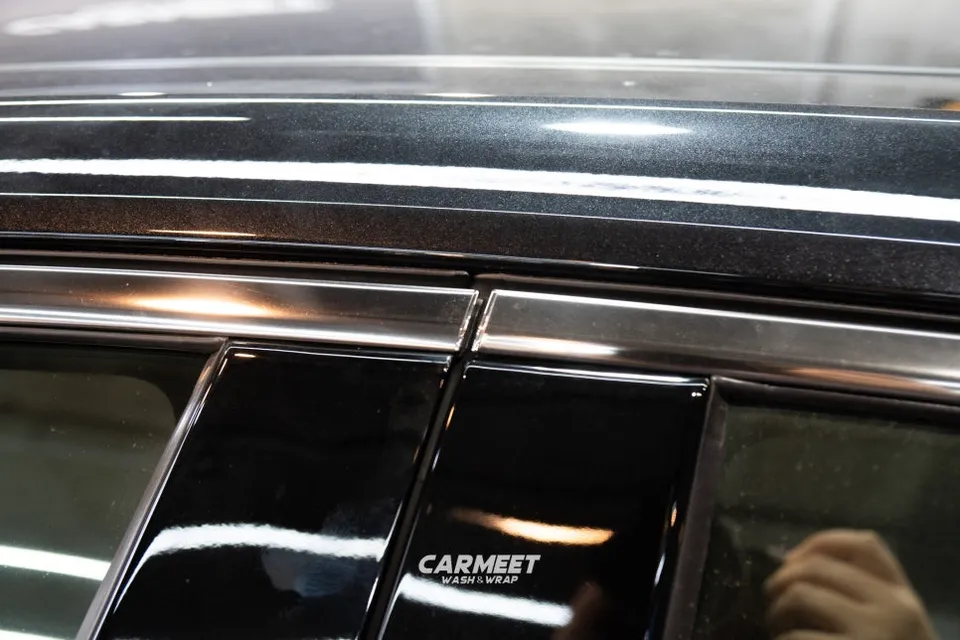 Genesis G70のカーラッピング事例：クロームパーツのブラックアウト 施工写真 2-1