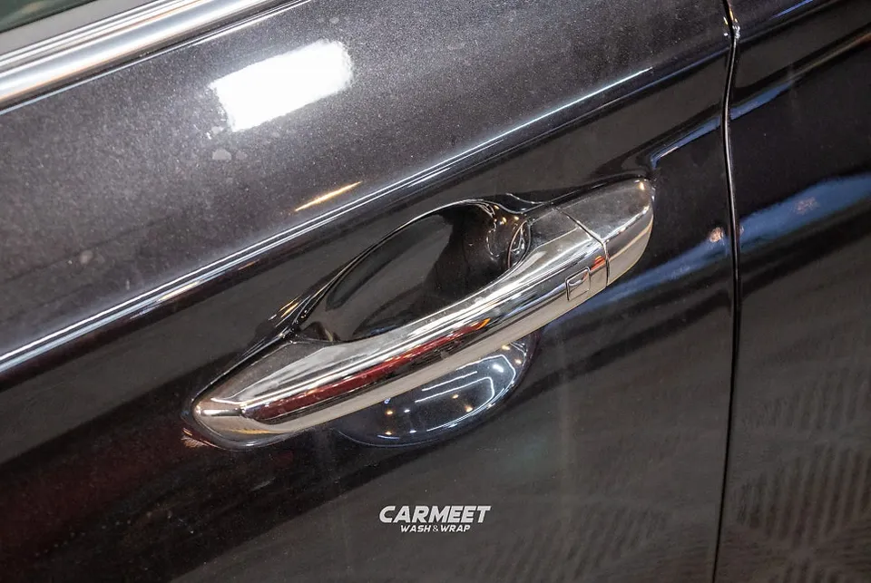 Genesis G70のカーラッピング事例：クロームパーツのブラックアウト 施工写真 2-2