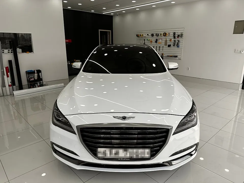Genesis DHのカーラッピング事例｜高光沢フィルムで高級感を再演出 施工写真 2-3