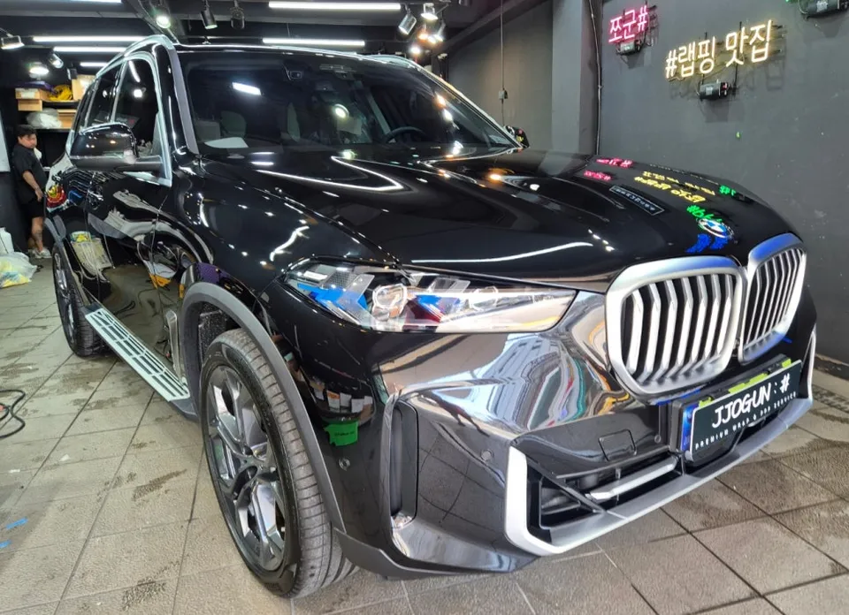 BMW X5のカーラッピング事例：クロームパーツのブラックアウト 施工写真 2-1