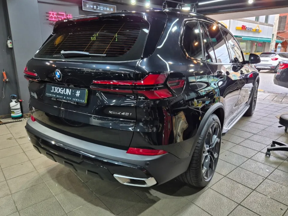 BMW X5のカーラッピング事例：クロームパーツのブラックアウト 施工写真 3-1