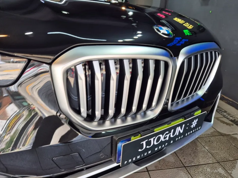 BMW X5のカーラッピング事例：クロームパーツのブラックアウト 施工写真 1-2