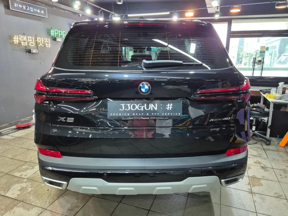 BMW X5のカーラッピング事例：クロームパーツのブラックアウト 施工写真 3-3