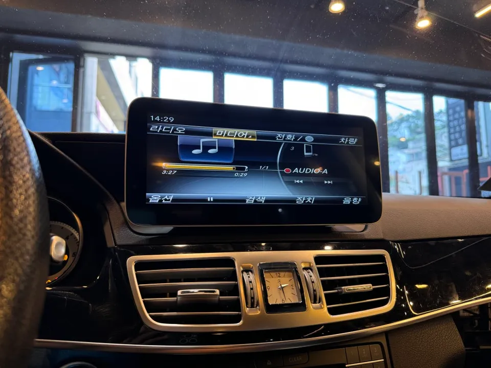 Mercedes-Benz E-Class W212のAndroid Auto・CarPlay取付事例 施工写真 2-1