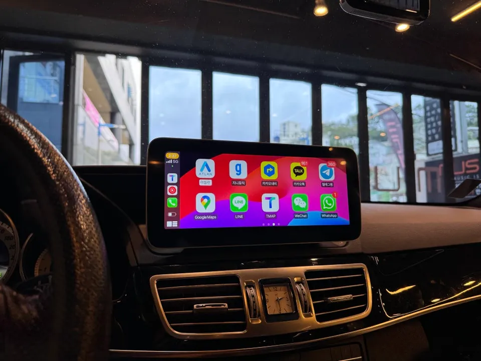 Mercedes-Benz E-Class W212のAndroid Auto・CarPlay取付事例 施工写真 1-2