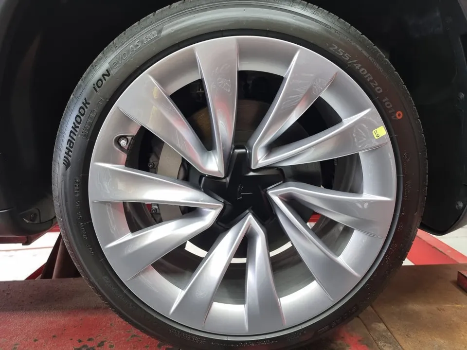 Tesla Model Yのホイールリペア・塗装事例 施工写真 1-1