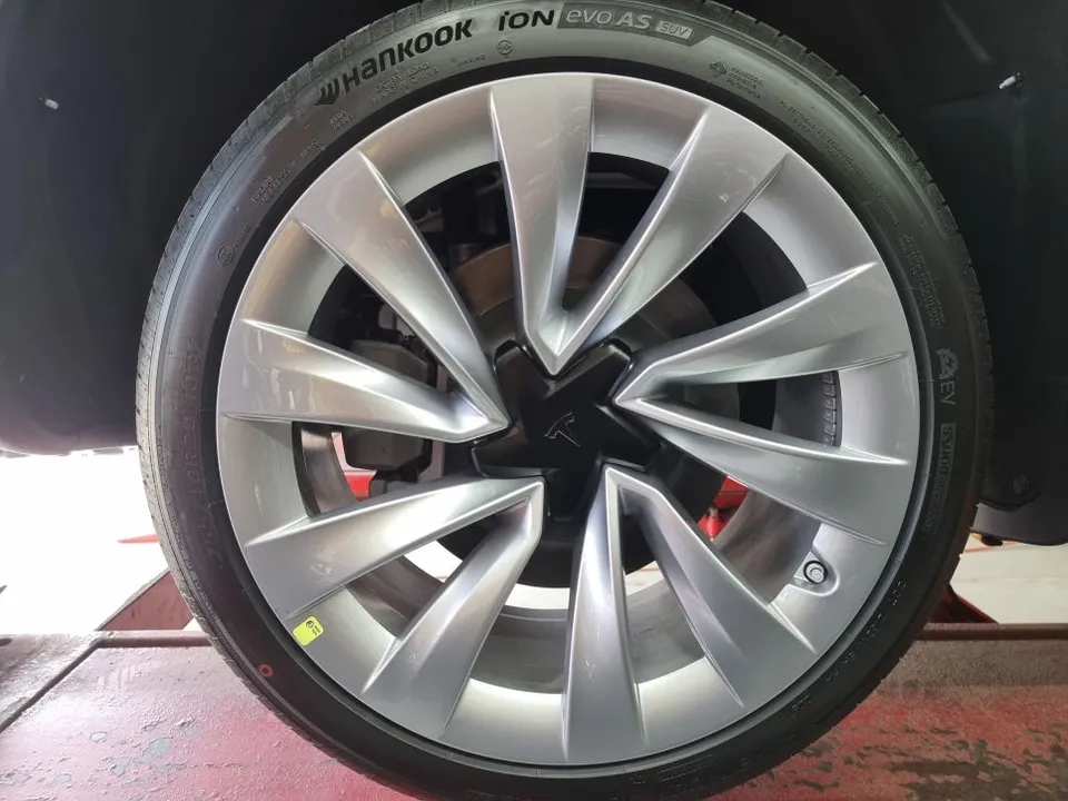 Tesla Model Yのホイールリペア・塗装事例 施工写真 2-1