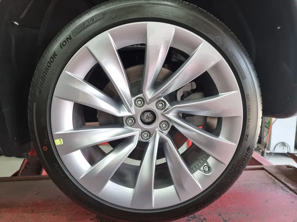 Tesla Model Yのホイールリペア・塗装事例 施工写真 3-1