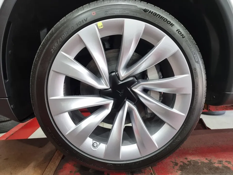 Tesla Model Yのホイールリペア・塗装事例 施工写真 4-1