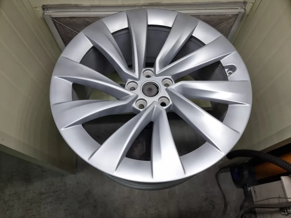 Tesla Model Yのホイールリペア・塗装事例 施工写真 1-2
