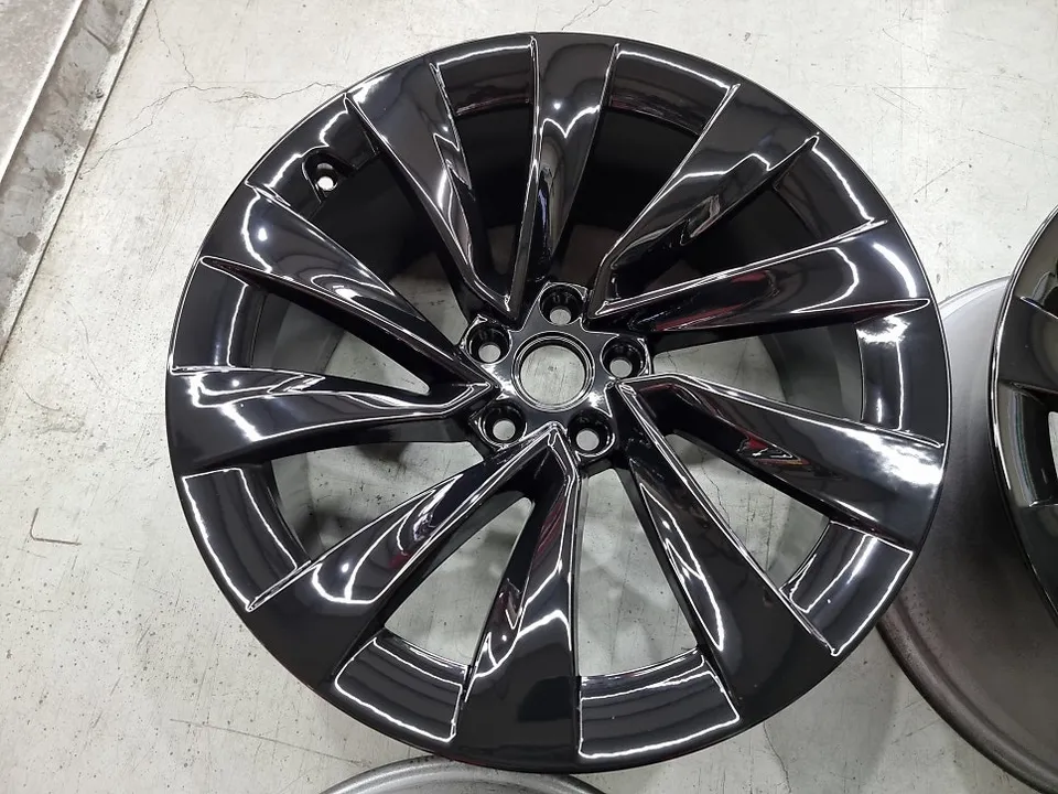 Tesla Model Yのホイールリペア・塗装事例 施工写真 4-2