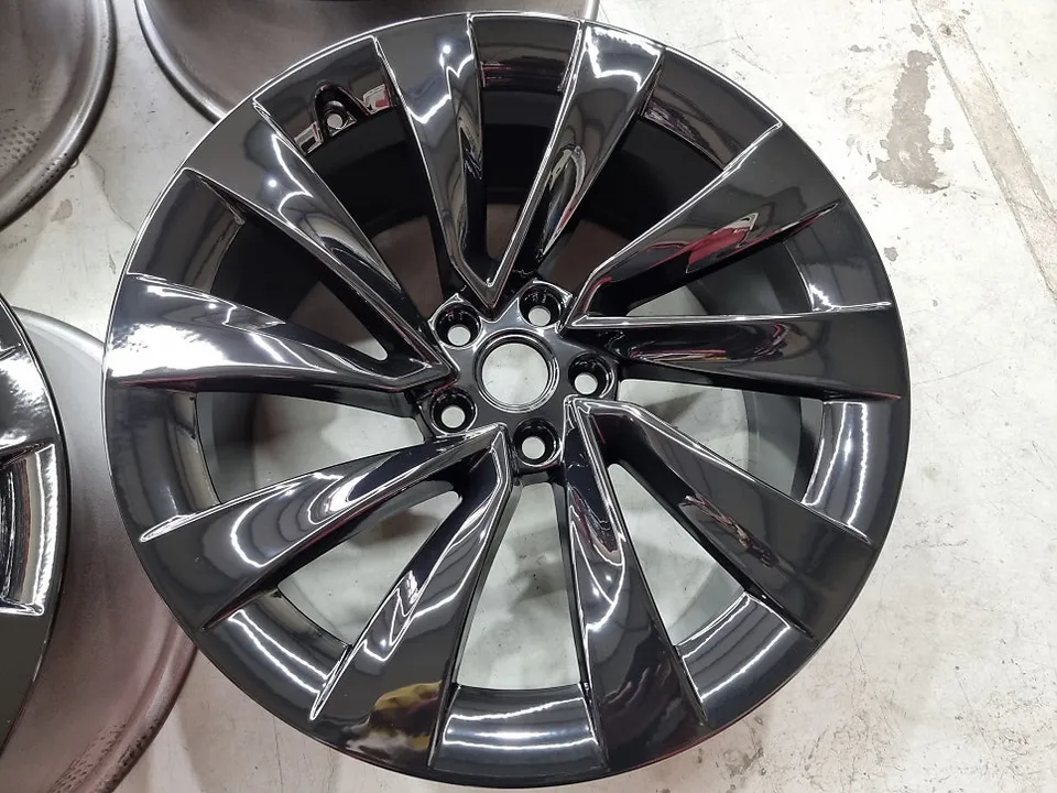 Tesla Model Yのホイールリペア・塗装事例 施工写真 1-3