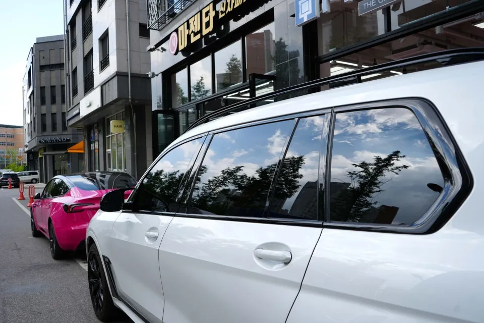 BMW X7 カーフィルム施工事例｜熱遮断効果と仕上がり 施工写真 1-2