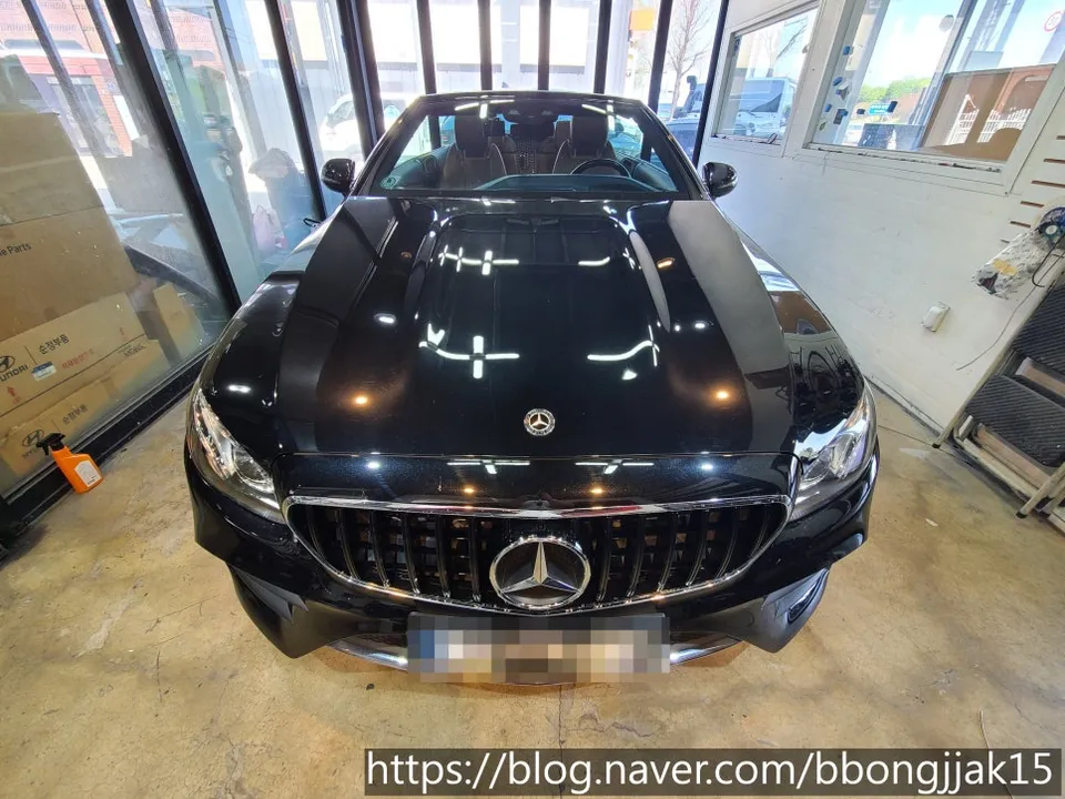 Mercedes-Benz E-Class Cabrioletのドライブレコーダー取付事例 写真