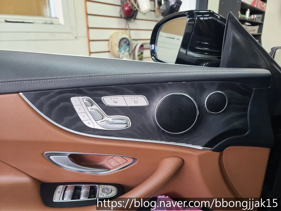 Mercedes-Benz E-Class Cabrioletのドライブレコーダー取付事例 施工写真 1-1