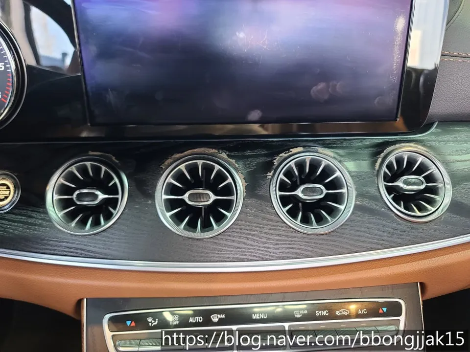 Mercedes-Benz E-Class Cabrioletのドライブレコーダー取付事例 施工写真 3-1