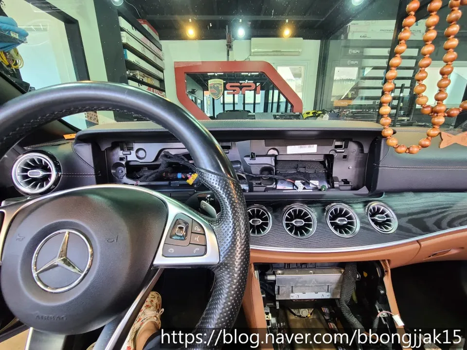 Mercedes-Benz E-Class Cabrioletのドライブレコーダー取付事例 施工写真 4-1