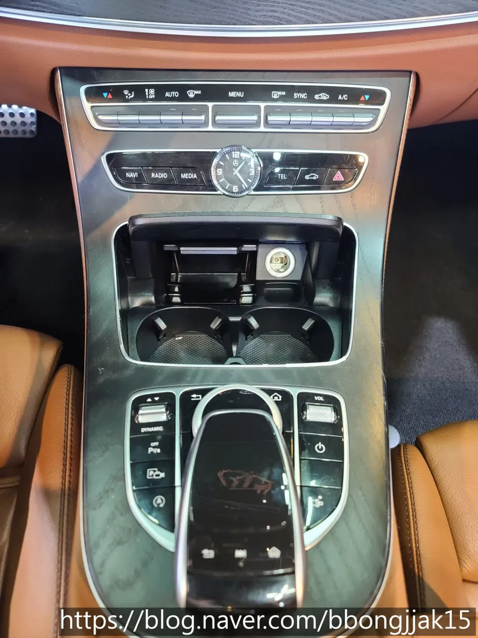 Mercedes-Benz E-Class Cabrioletのドライブレコーダー取付事例 施工写真 1-2