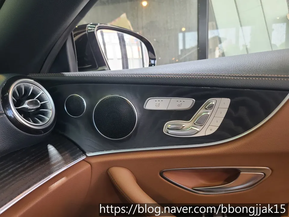 Mercedes-Benz E-Class Cabrioletのドライブレコーダー取付事例 施工写真 2-2