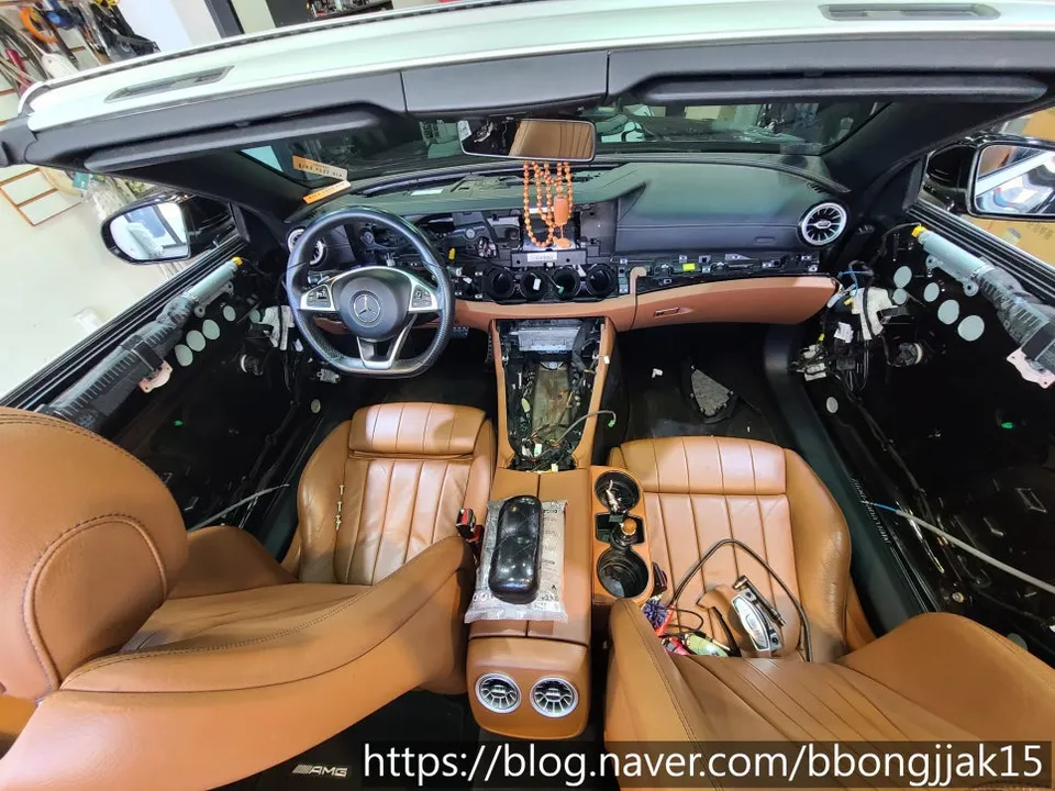 Mercedes-Benz E-Class Cabrioletのドライブレコーダー取付事例 施工写真 1-3