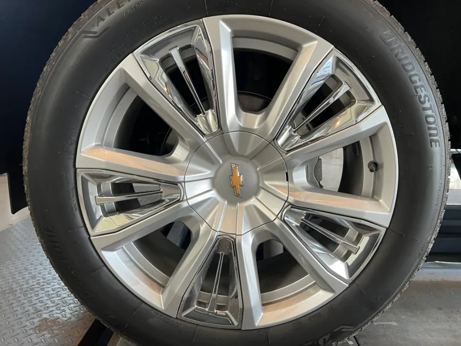 Chevrolet Tahoeのホイールリペア・塗装事例 施工写真 2-1