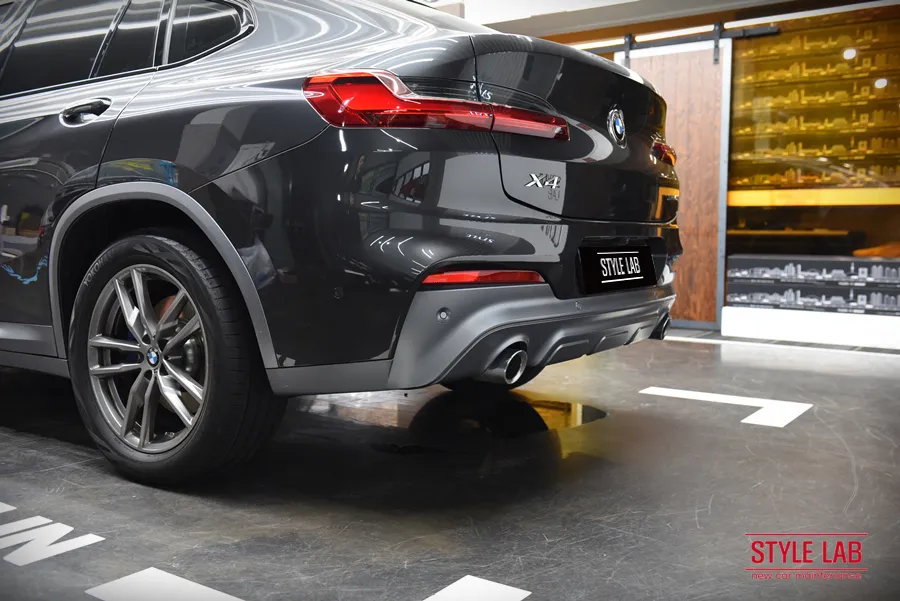 BMW X4 G02のカーラッピング事例:ブラックツートンで高級感をプラス 施工写真 3-1
