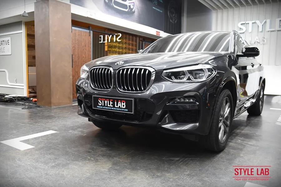 BMW X4 G02のカーラッピング事例:ブラックツートンで高級感をプラス 施工写真 1-2