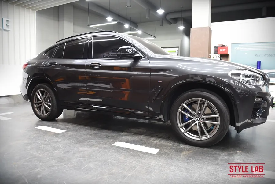 BMW X4 G02のカーラッピング事例:ブラックツートンで高級感をプラス 施工写真 1-3