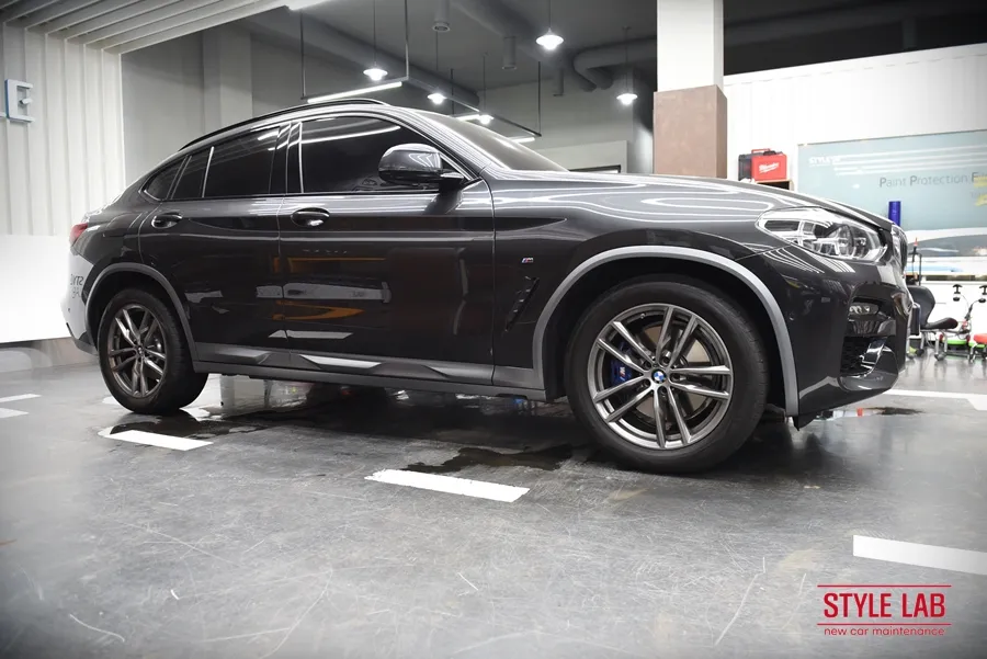 BMW X4 G02のカーラッピング事例:ブラックツートンで高級感をプラス 施工写真 2-3