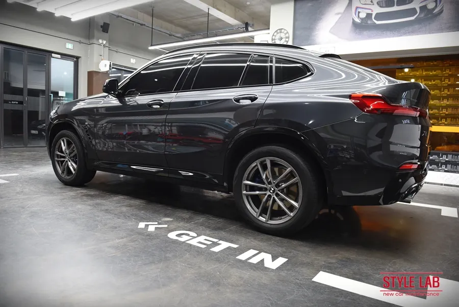 BMW X4 G02のカーラッピング事例:ブラックツートンで高級感をプラス 施工写真 3-3