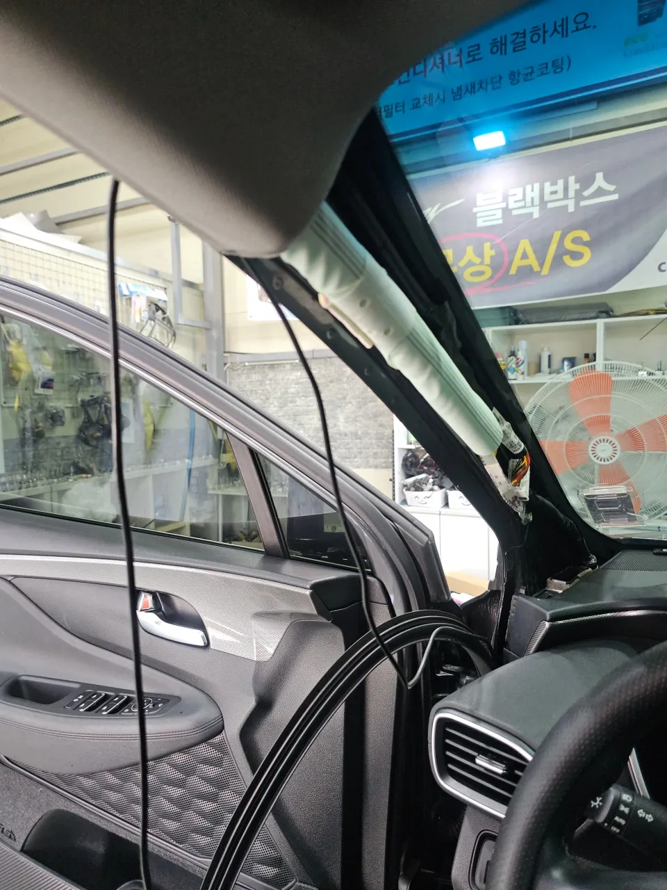 Hyundai Santa Feのドラレコ取付事例｜費用目安・仕上がり 施工写真 1-2