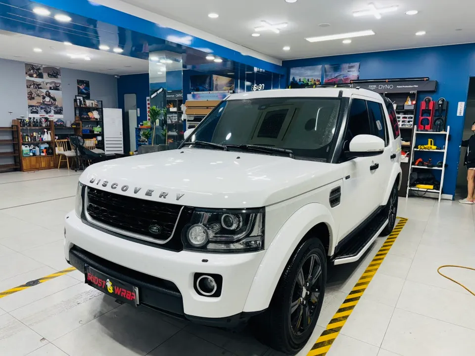 Land Rover Discovery vinyl wrap - Land Rover Discovery Vinyl Wrap Review: Black Emblem Upgrade photo 3