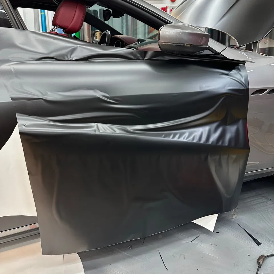 Maserati Ghibliのカーラッピング事例|サテンブラックの高級感 施工写真 1-2