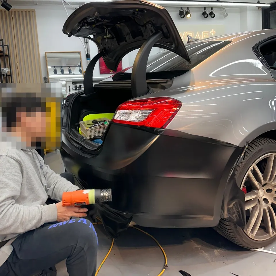 Maserati Ghibliのカーラッピング事例|サテンブラックの高級感 施工写真 2-2